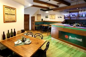 Restoran või mõni muu söögikoht majutusasutuses Hotel Koruna Prachatice