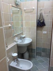Koupelna v ubytování Antico Borgo Carceri & Wellness