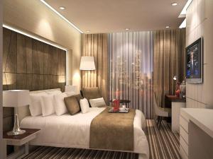 Una habitación de hotel con una cama grande y una ventana grande. en Hotel Eureka International Near Delhi Airport, en Nueva Delhi
