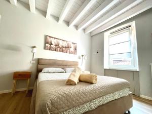 ein Schlafzimmer mit einem Bett und zwei Kissen darauf in der Unterkunft La Maison in Franciacorta in Colombaro