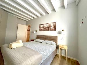 ein Schlafzimmer mit zwei Betten und einer Decke in der Unterkunft La Maison in Franciacorta in Colombaro