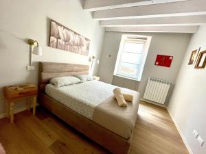 ein kleines Schlafzimmer mit einem Bett und einem Fenster in der Unterkunft La Maison in Franciacorta in Colombaro + 22 Fotos