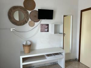 een kamer met een witte tafel en een spiegel bij Bed and Breakfast Villa Giovanna in Rimini