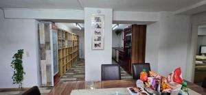 a room with a table and chairs in a library at Ferienwohnung - Appartement "Painted Horse" im Herzen des Pfälzer Waldes in Reichenbach-Steegen