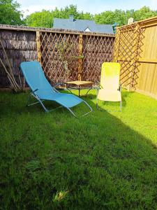 two chairs and a table in a yard at Le Souffle Marin in Mesquer