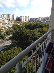 una vista de una ciudad desde un balcón en Condomínio Gran Felicita Castelo, en Belo Horizonte