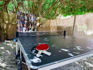 Stolní tenis v ubytování Dar Tawarta Guest House Dakhla nebo okolí
