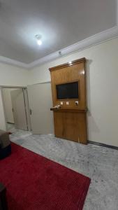 a room with a flat screen tv on a wall at شقق الخيول البرونزية للشقق المخدومة in Şabyā +12 photos