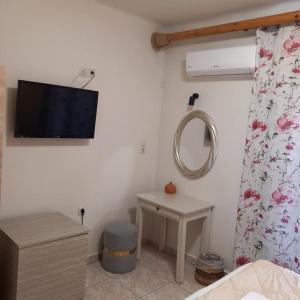TV a/nebo společenská místnost v ubytování Hotel Assini Beach Tolo