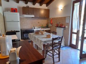 丰特博兰达Agriturismo La Sorgente的配有桌椅和冰箱的厨房 更多35张照片