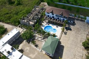 Luftaufnahme eines großen Hauses mit Swimmingpool in der Unterkunft La Ensenada Boutique Hotel in Punta Rucia