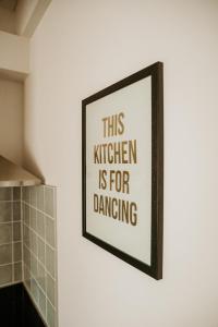 a sign hanging on a wall in a bathroom at Slapen aan Zee in Vlissingen