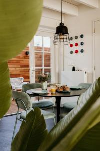 a dining room with a table and chairs at Slapen aan Zee in Vlissingen +16 photos