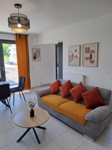 una sala de estar con un sofá y una mesa en Dream stay appartment 7 Minutes Disneyland Paris, en Magny-le-Hongre