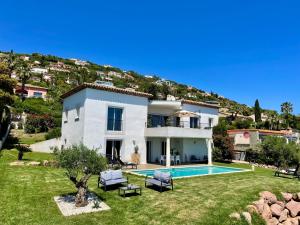 Bazén v ubytování Villa Selfoss vue mer 300m de la plage nebo v jeho okolí