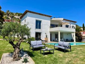 Bazén v ubytování Villa Selfoss vue mer 300m de la plage nebo v jeho okolí