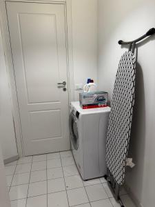 a laundry room with a washing machine and a door at Como Lake Villa Galli & Pool in Castelmarte