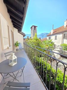 a patio with a table and chairs on a balcony at Alla Torre - Città Vecchia Locarno in Locarno