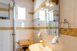 een badkamer met een wastafel en een douche bij Lina and Babis' Home in Adamas