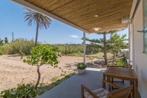 een veranda van een huis met een tafel en stoelen bij Lina and Babis' Home in Adamas