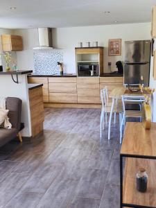 Kuchyň nebo kuchyňský kout v ubytování Appartement 3 pièces + 13 fotografií