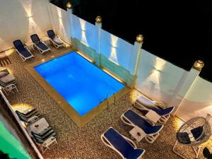 Bazén v ubytování White Gorf Hotel nebo v jeho okolí