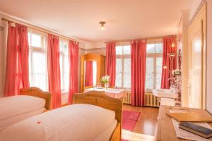 Ένα ή περισσότερα κρεβάτια σε δωμάτιο στο Historic Hotel Falken
