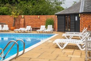 Bazén v ubytování East Green Farm Cottage - Studio Barn - Aldeburgh Coastal Cottages nebo v jeho okolí