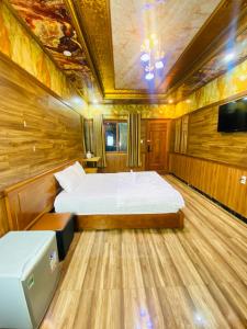 a bedroom with a bed and a flat screen tv at hotel NGỌC QUÍ in Ho Chi Minh City