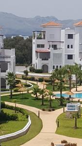 Bazén v ubytování Maha Beach Cabo Negro Duplex 6 person nebo v jeho okolí