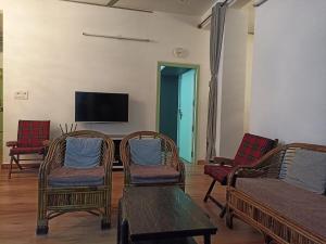 TV a/nebo společenská místnost v ubytování Aaspada Art Space