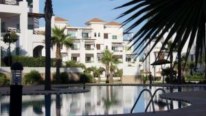 Bazén v ubytování Maha Beach Cabo Negro Duplex 6 person nebo v jeho okolí