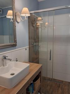 Kúpeľňa v ubytovaní Przytulny apartament blisko Motławy i Neptuna z miejscem w garażu gratis + 11 fotografií