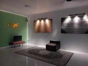 Una televisión o centro de entretenimiento en Olive home