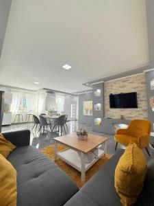 a living room with a couch and a table at Aranyszárny Apartman in Gyula