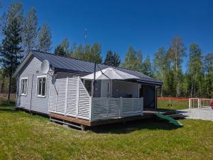 a small white house with a black roof at Kril in Remniku