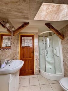 Et badeværelse på Attic apartment in the center