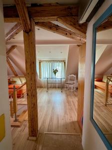 En eller flere senge i et værelse på Attic apartment in the center