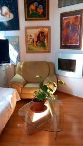 Et opholdsområde på Attic apartment in the center