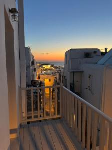 balkon z widokiem na miasto o zachodzie słońca w obiekcie Mykonos down town w mieście Mykonos +37 zdjęć