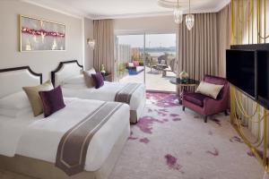 TV a/nebo společenská místnost v ubytování Mövenpick Hotel Bahrain
