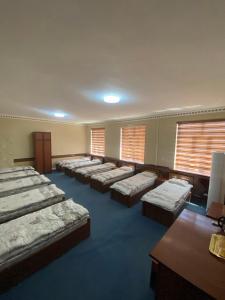 AndizhanにあるHostel INN Andijanの窓があり、たくさんのベッドが置かれた広い部屋