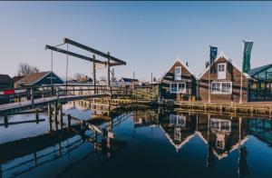a marina with a dock and some houses at Tiny House in center Aalsmeer I Close to Schiphol & Amsterdam in Aalsmeer