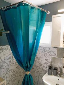 阿斯特里斯La Rosalie的浴室水槽旁边的蓝色浴帘 更多97张照片