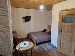 Rúm í herbergi á Osada Modrzewiowe Wzgórze - Podgrzewany Basen Zewnętrzny, Bieszczady, Wańkowa, Solina, Polańczyk