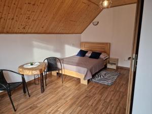 Rúm í herbergi á Osada Modrzewiowe Wzgórze - Podgrzewany Basen Zewnętrzny, Bieszczady, Wańkowa, Solina, Polańczyk
