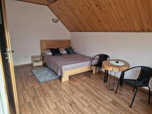 Rúm í herbergi á Osada Modrzewiowe Wzgórze - Podgrzewany Basen Zewnętrzny, Bieszczady, Wańkowa, Solina, Polańczyk