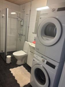 Ένα μπάνιο στο Comfy home, moottorisänky, kuivausrumpu, wifi