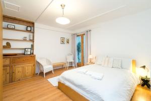 a bedroom with a large white bed and a desk at NEW Stylish 1 Bedroom Flat with Garden | London in London