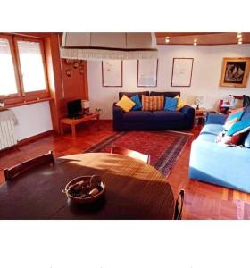 a living room with two blue couches and a table at Ginestra in Pescasseroli